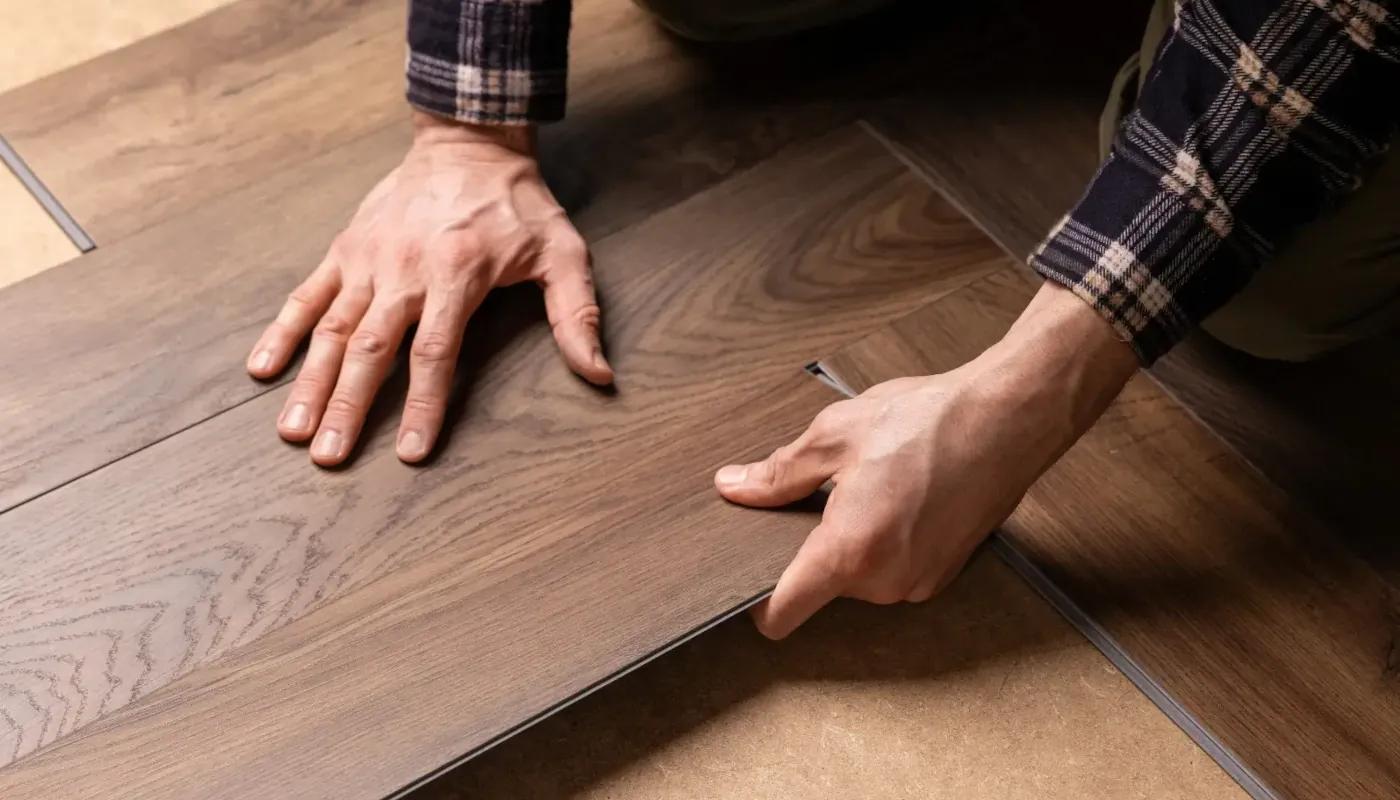 Posa di un pavimento SPC o laminato effetto legno