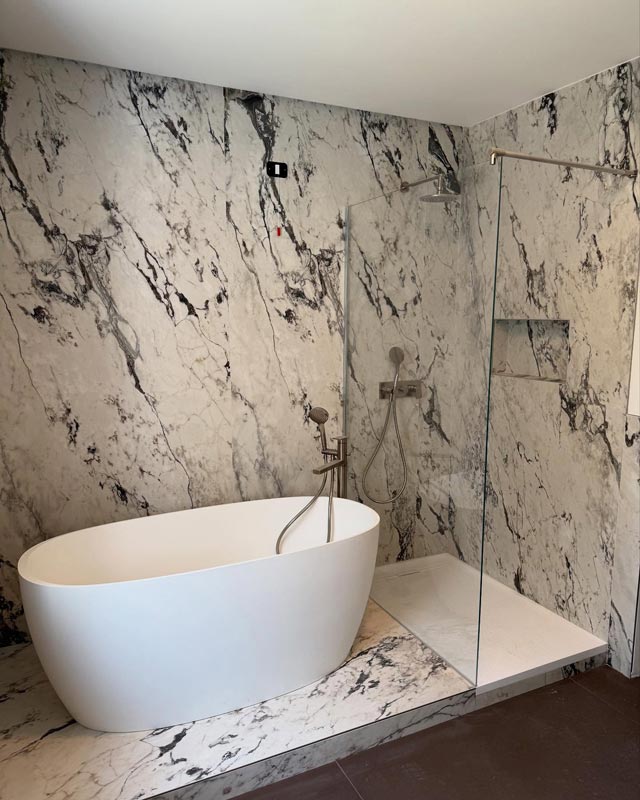 Dettaglio rivestimento bagno effetto marmo