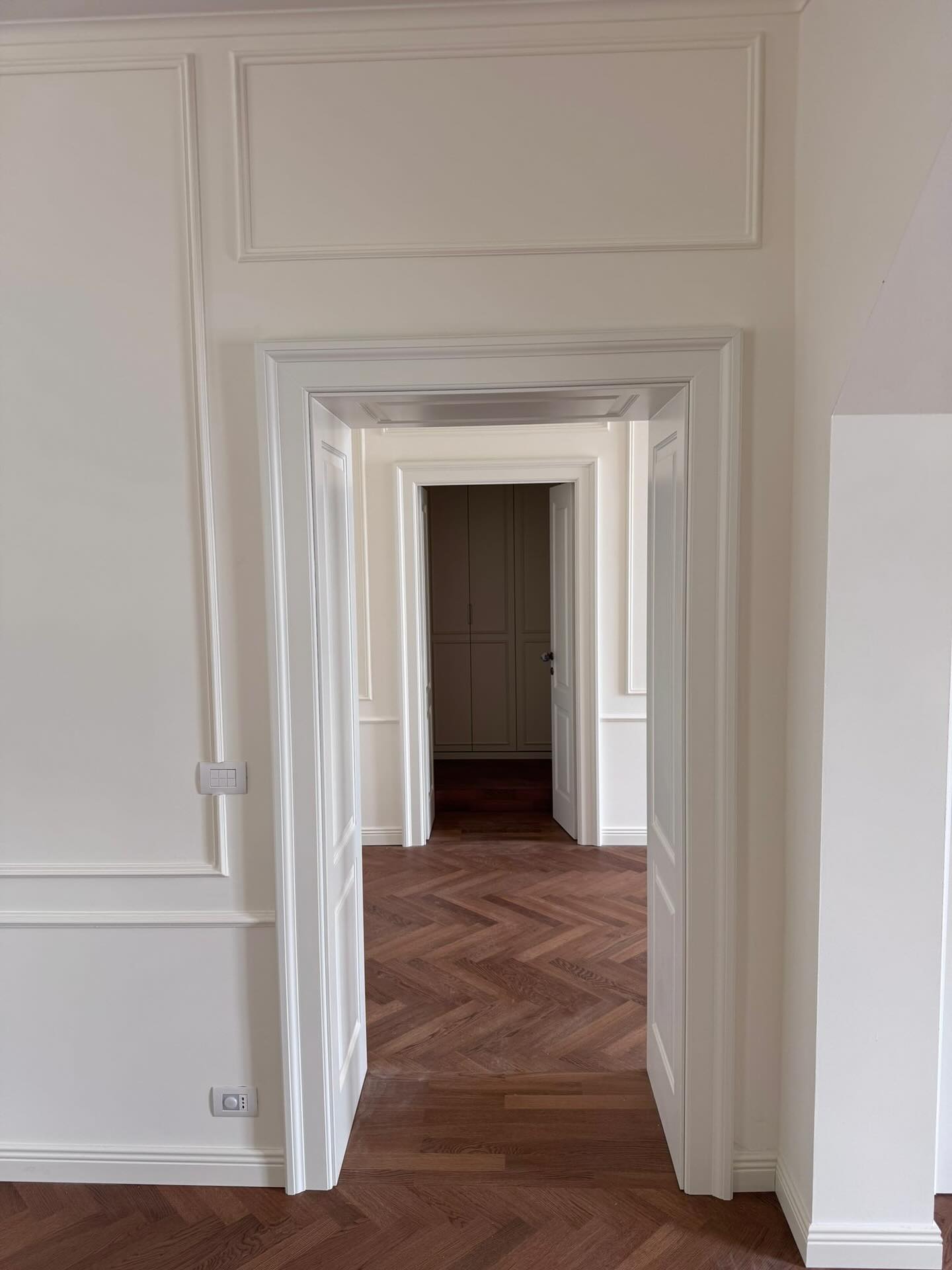 Posa di parquet a spina di pesce sul Lago di Como