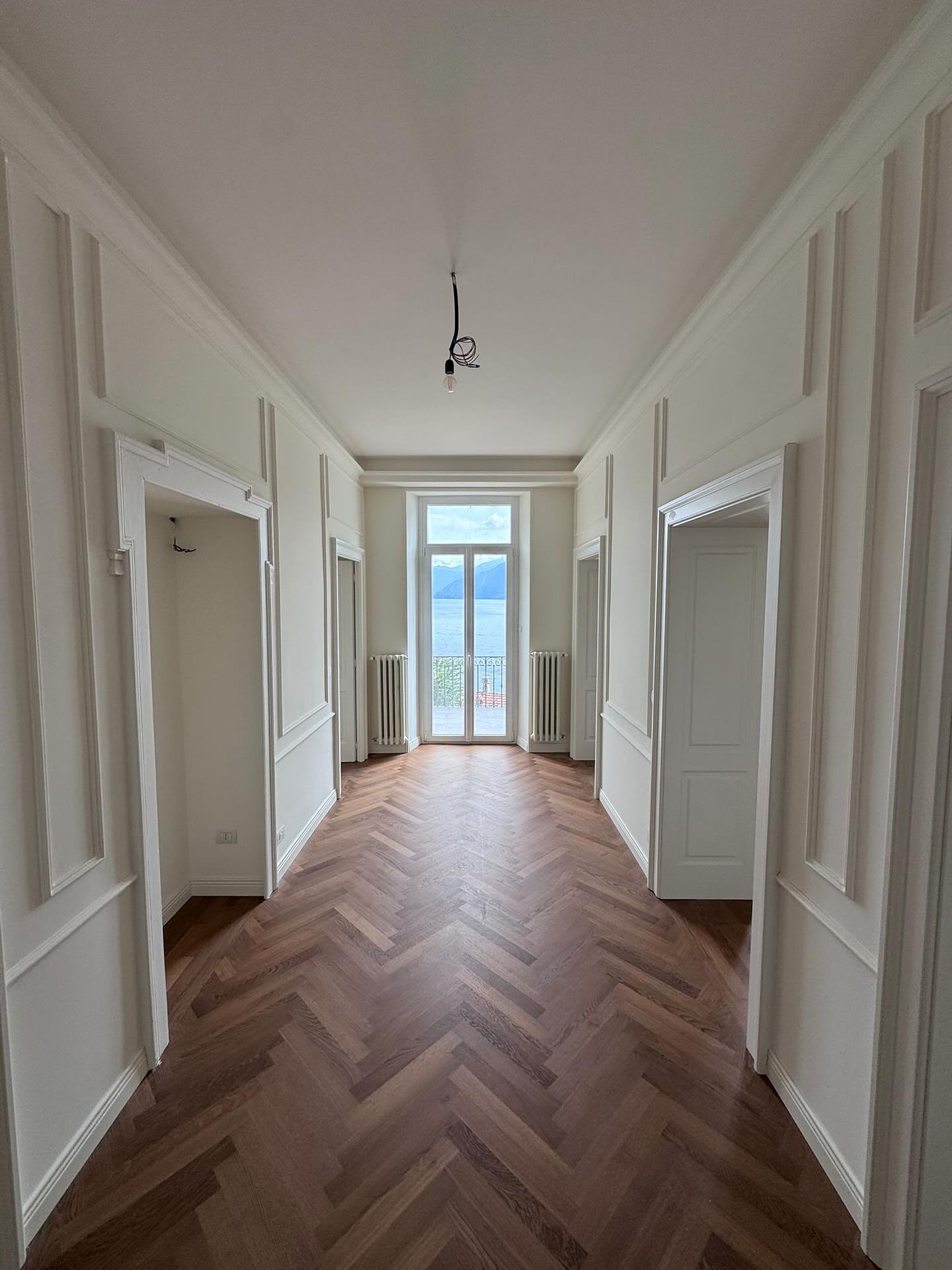 Parquet a spina di pesce in appartamento sul Lago di Como
