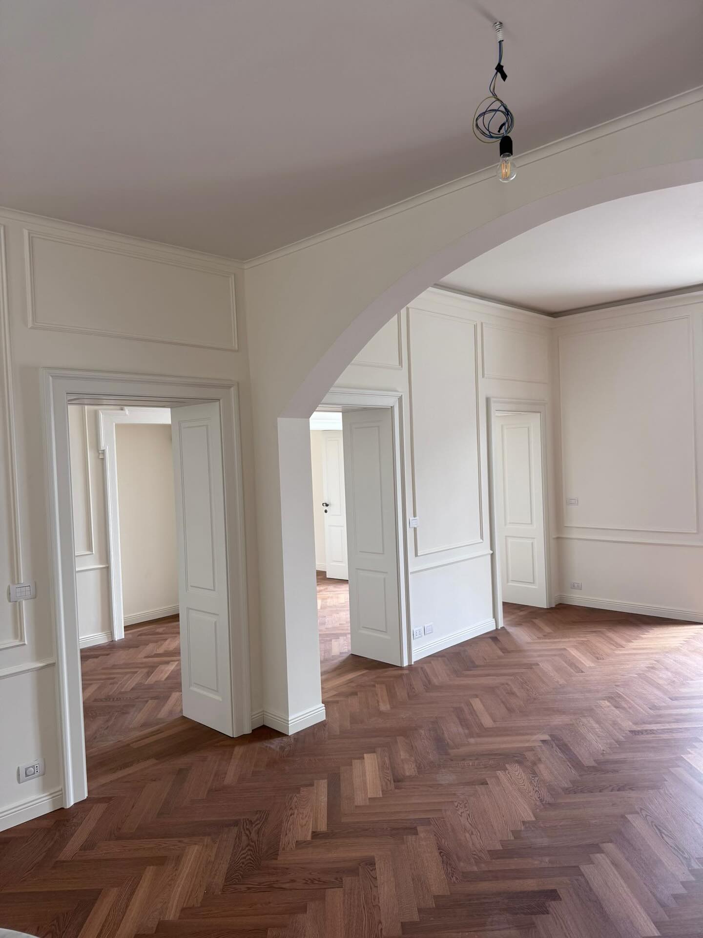 Posa di parquet a spina di pesce sul Lago di Como