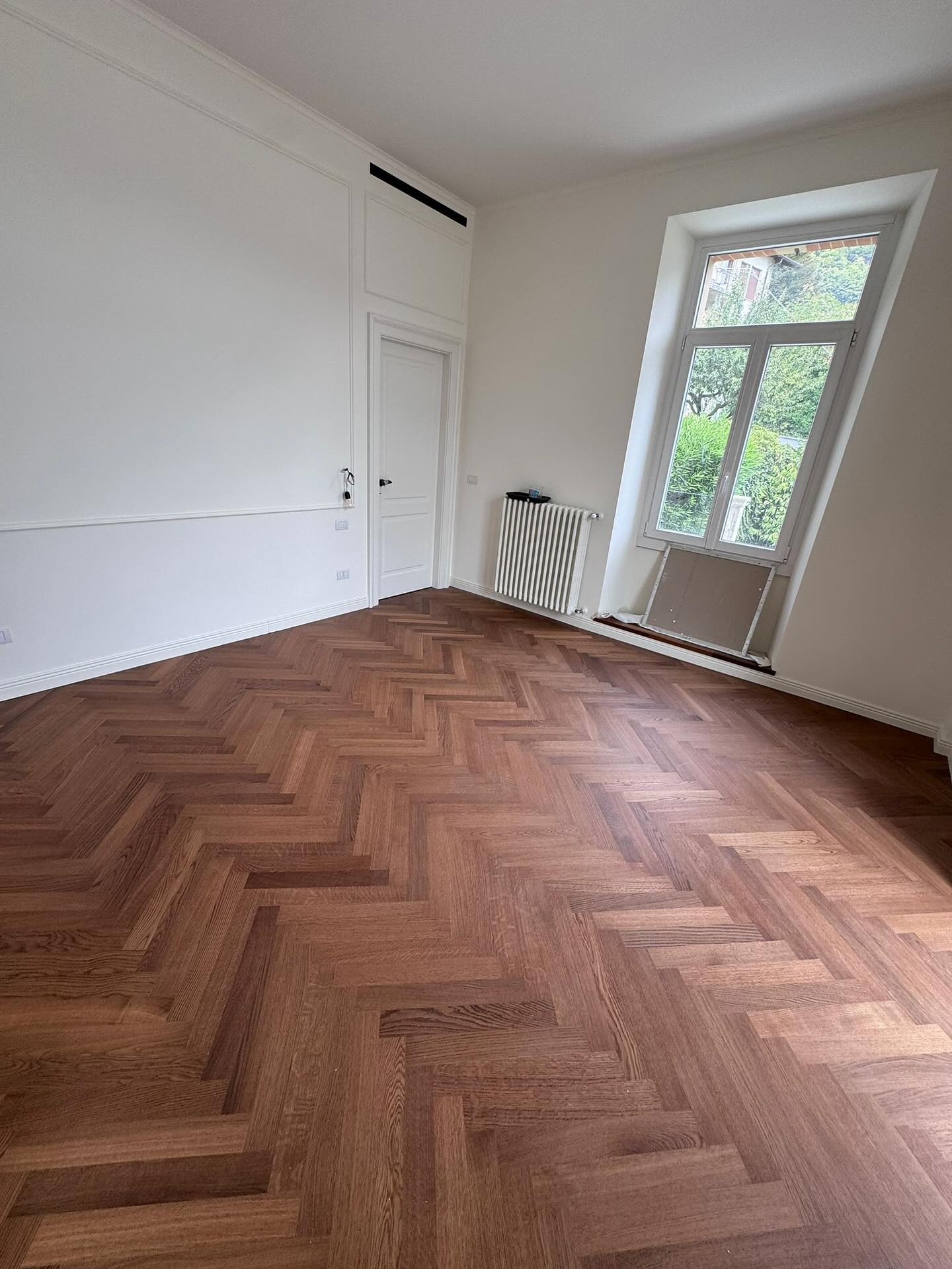 Posa di parquet a spina di pesce sul Lago di Como