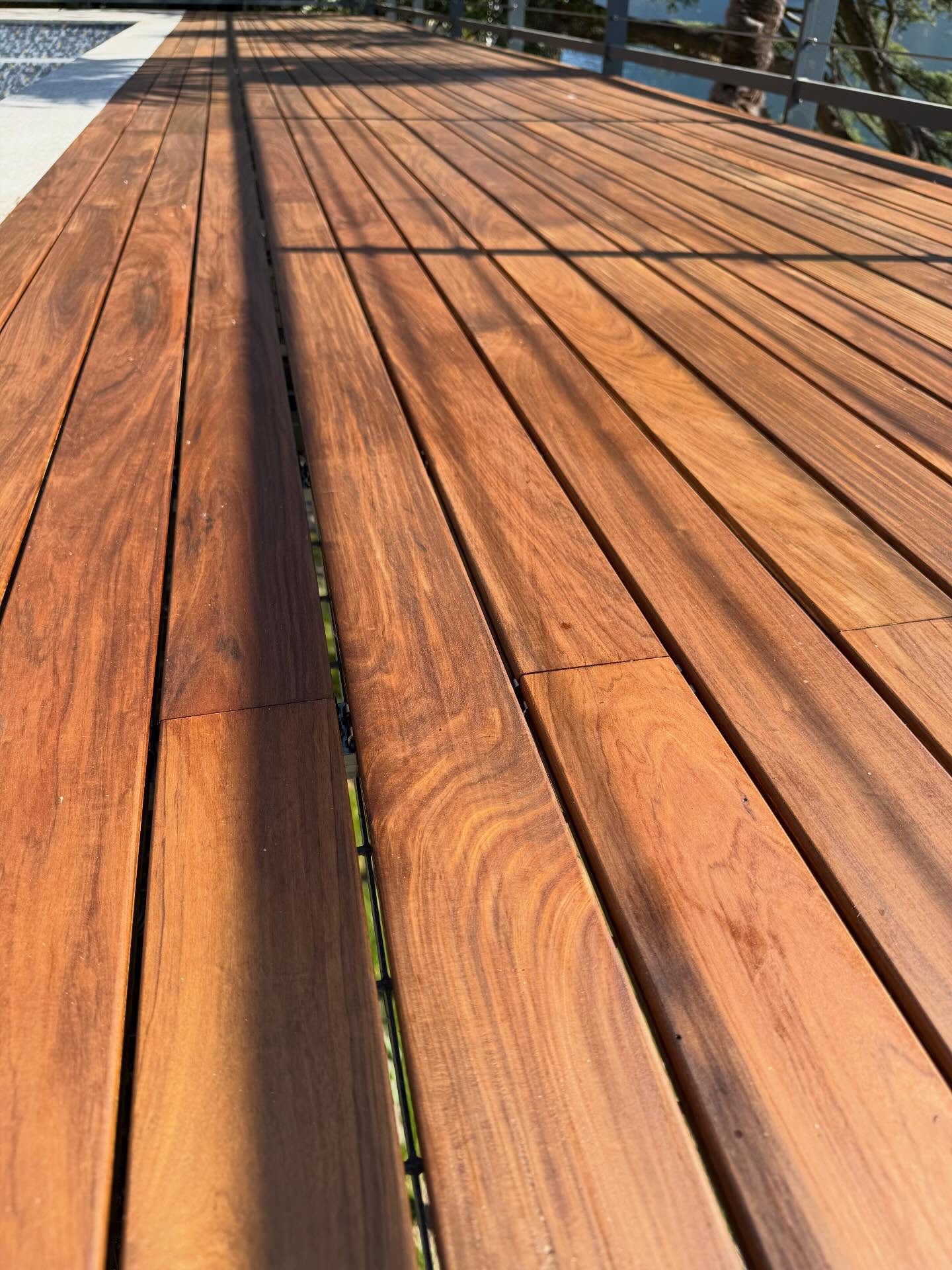 Dettaglio pavimentazione esterna in legno